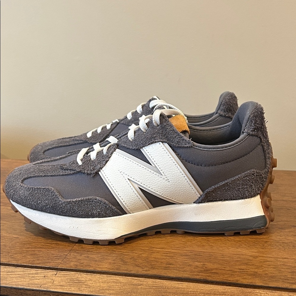 New Balance 327 Sneakers / Women Size 8.5